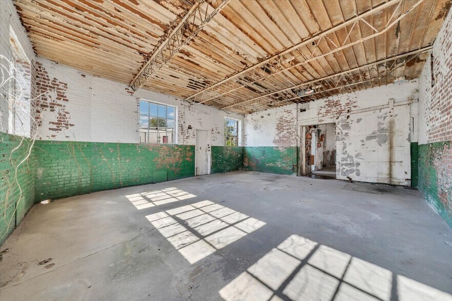 More Photos Of 231 S Colorado St, Salem Freestanding For Sale