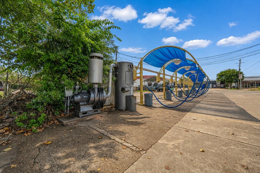 More Photos Of 1308 Windsor Pl, Alexandria Carwash For Sale