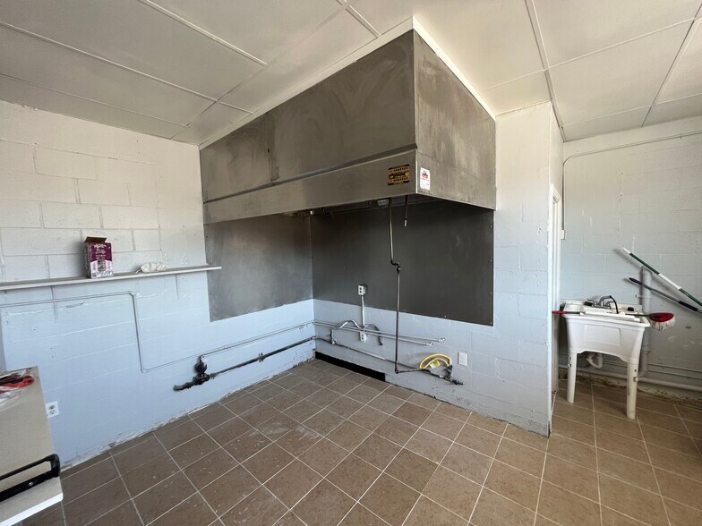 More Photos Of 8610 N Suwanee Ave, Tampa General Retail For Sale