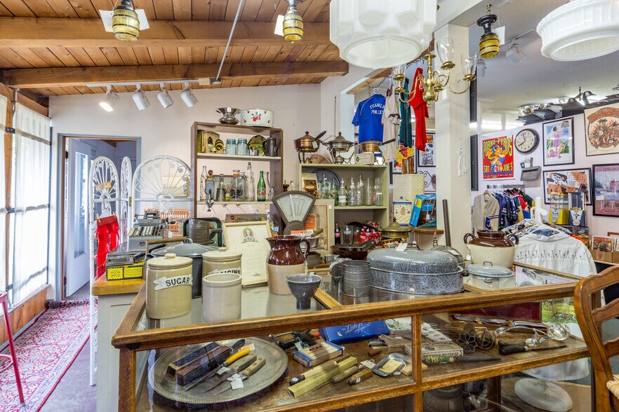 More Photos Of 802 Washington St, Port Townsend General Retail For Sale