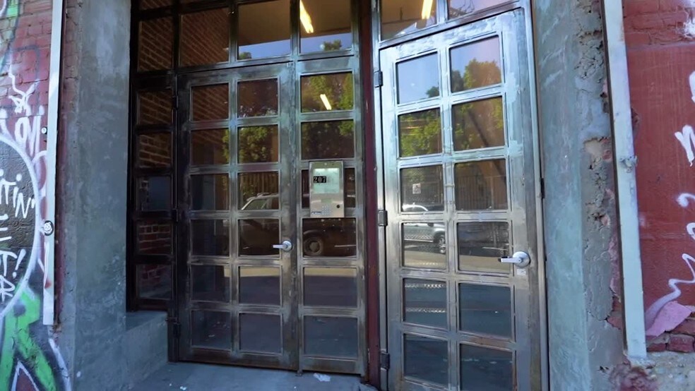 Primary Photo Of 2079 E 15th St, Los Angeles Flex For Lease