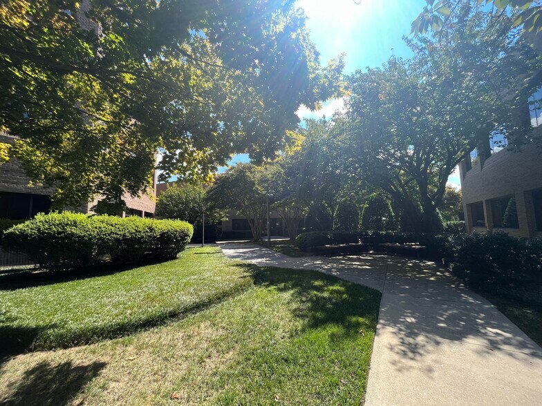 More Photos Of 4025 University Pky, Winston-Salem Unknown For Lease