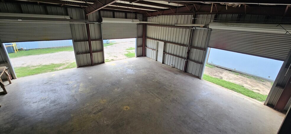 More Photos Of 130 Grand Ave, Bacliff Warehouse For Sale
