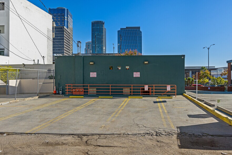 More Photos Of 10215 Santa Monica Blvd, Los Angeles Office For Sale