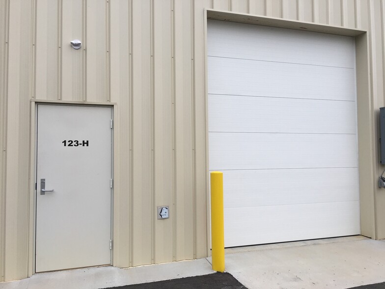 More Photos Of 123 Poplar Pointe Dr, Mooresville Flex For Lease