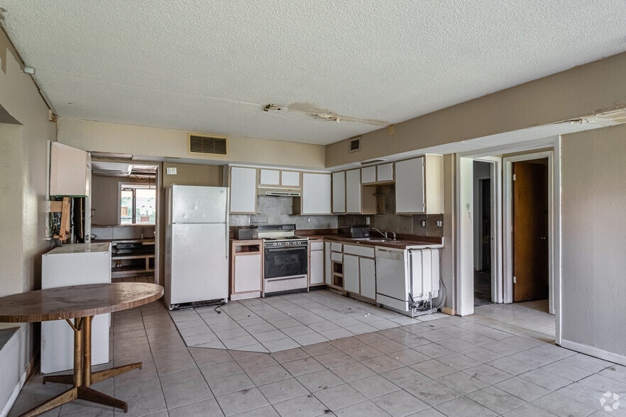More Photos Of 1900 W 76 Country Blvd, Branson Hotel For Sale