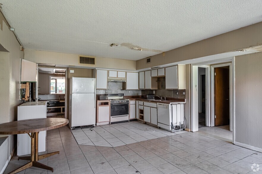 More Photos Of 1900 W 76 Country Blvd, Branson Hotel For Sale