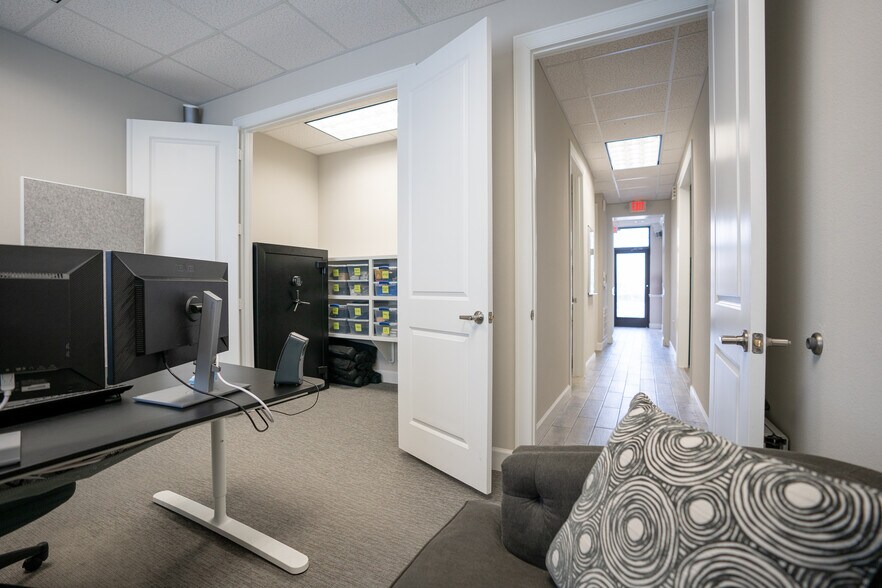 More Photos Of 830 Julie Rivers Dr, Sugar Land Office For Sale