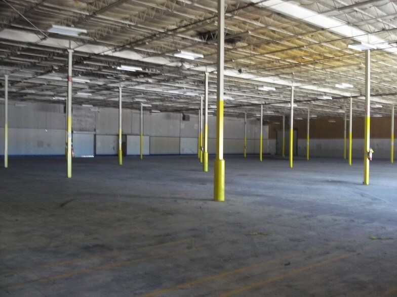 More Photos Of 10200 McKalla Pl, Austin Distribution For Lease