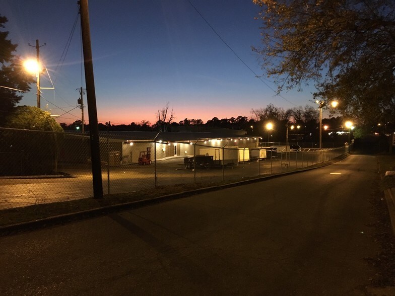 More Photos Of 108 E Southport, Dothan Light Distribution For Sale