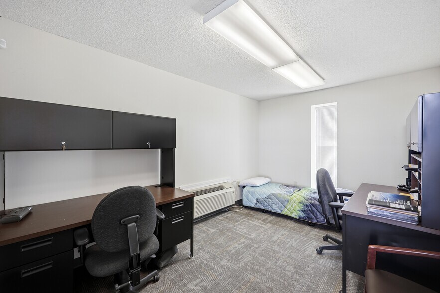 More Photos Of 1121 N Memorial Dr, Greenville Airplane Hangar For Lease