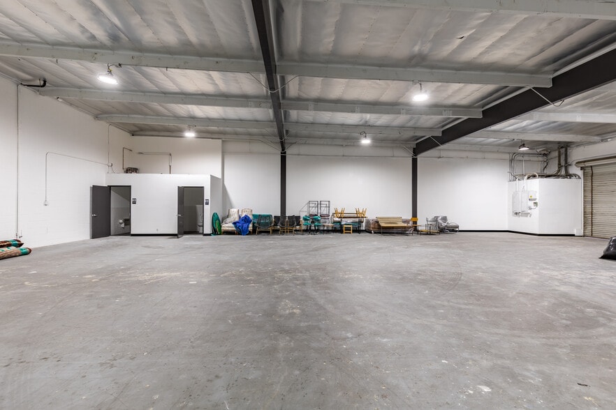 More Photos Of 10835-10845 Vanowen St, North Hollywood Warehouse For Lease