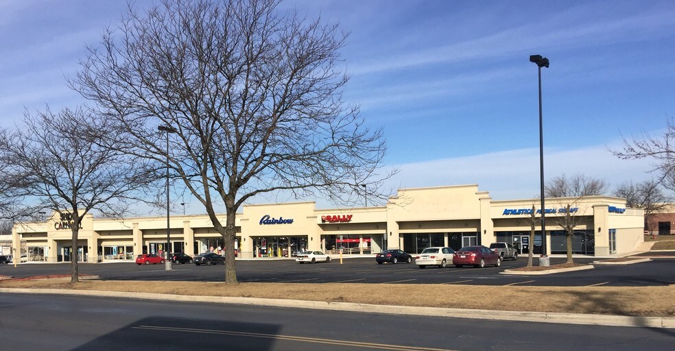 More Photos Of 2500 W 95th St, Evergreen Park Department Store For Lease