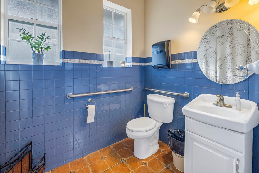 More Photos Of 2834 Beach Blvd, Gulfport Freestanding For Sale