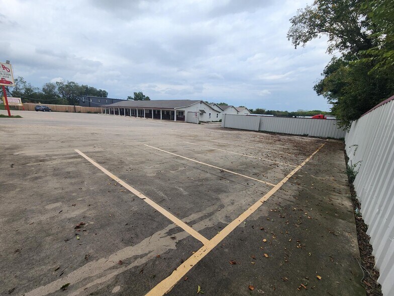 More Photos Of 732 W Kennedale Pky, Kennedale Service For Lease