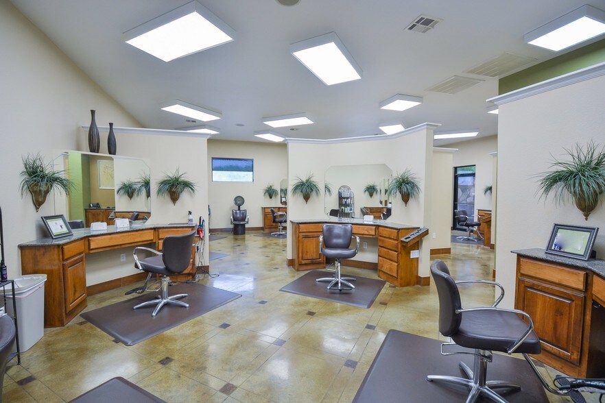 More Photos Of 2320 Airport Rd, Temple Storefront Retail Office For Lease