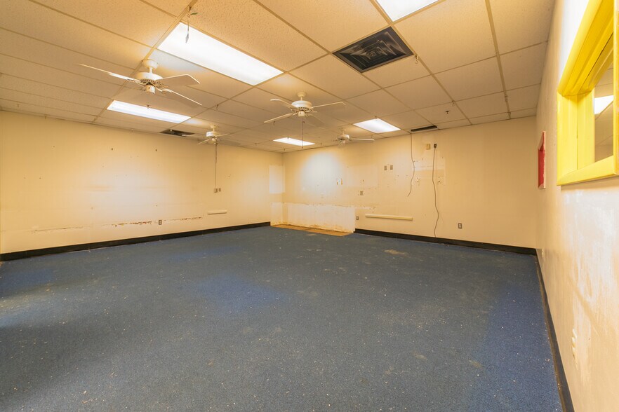 More Photos Of 450 State Route 34, Old Bridge Light Distribution For Sale