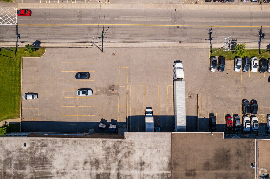 More Photos Of 5600-5620 Rue Ferrier, Mt Royal Warehouse For Lease