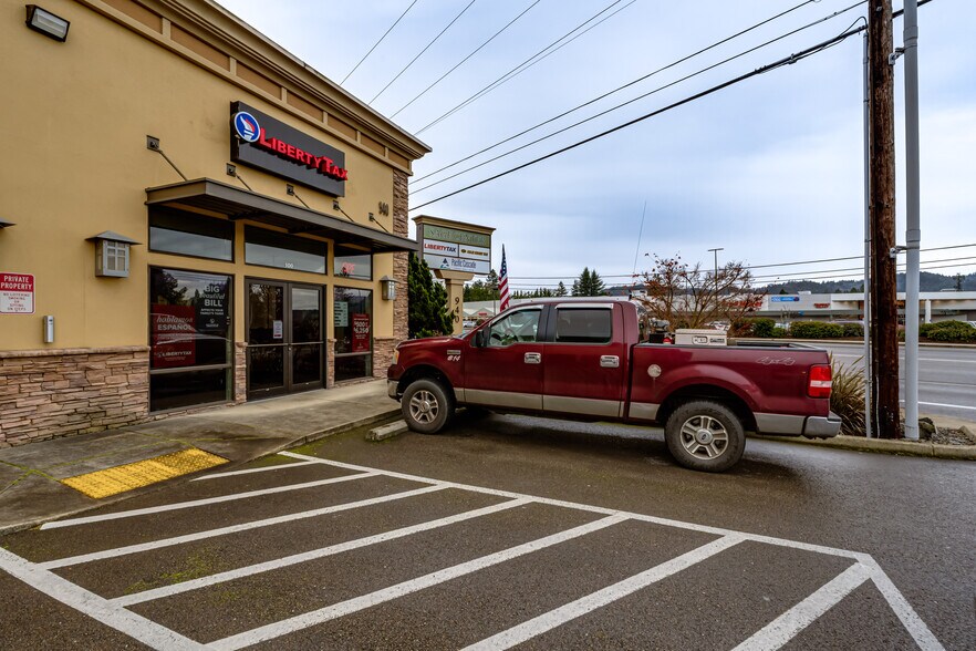 More Photos Of 940 NW Garden Valley Blvd, Roseburg Freestanding For Lease