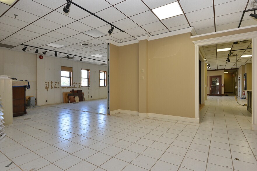 More Photos Of 4202 Astoria Blvd, Astoria Service For Lease
