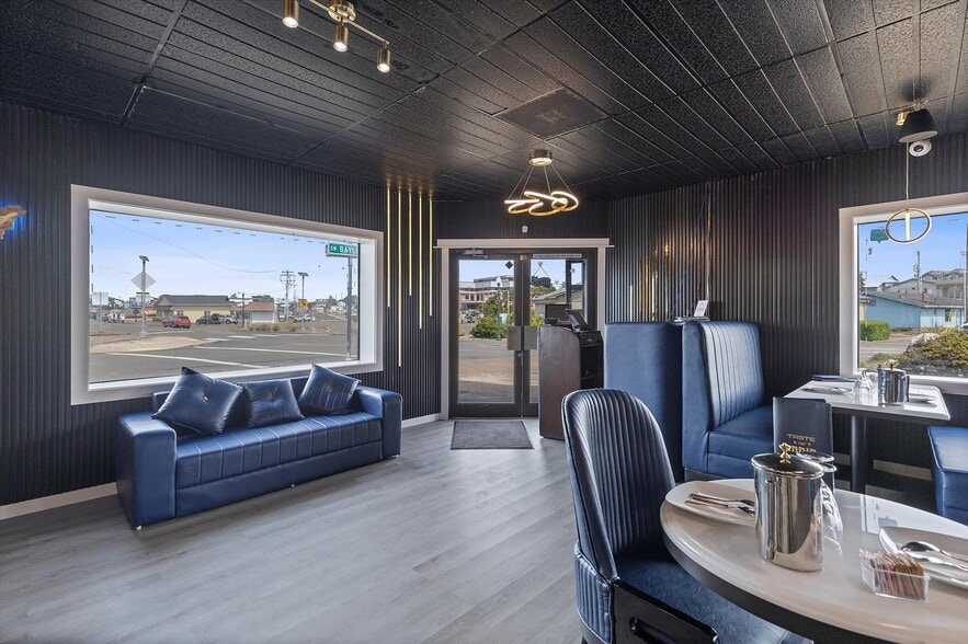 More Photos Of 1006 SW Coast Hwy, Newport Restaurant For Sale