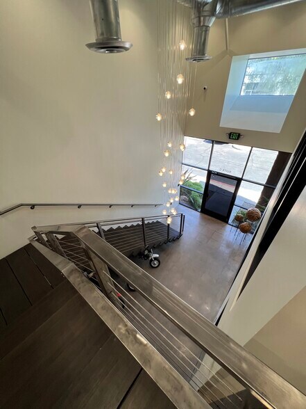 More Photos Of 15979 N 76th St, Scottsdale Showroom For Lease