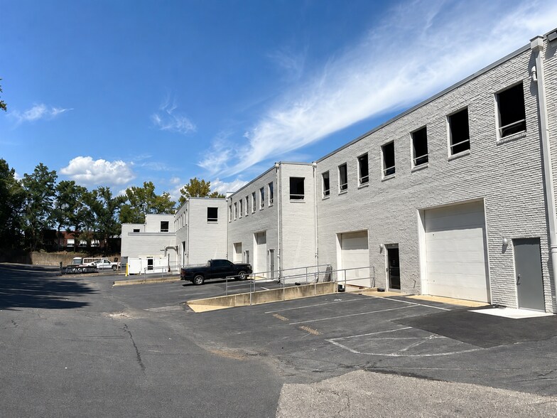 More Photos Of 5400 Port Royal Rd, Springfield Research And Development For Lease