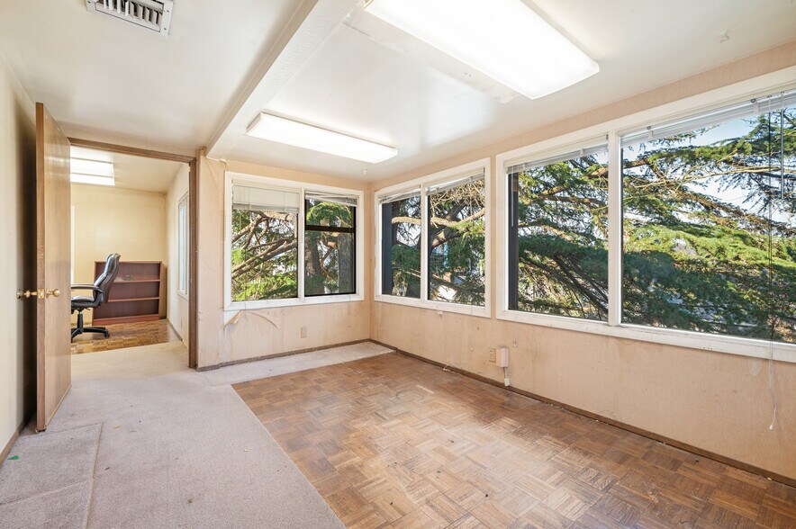 More Photos Of 207 Edgar St, Seattle Office For Sale