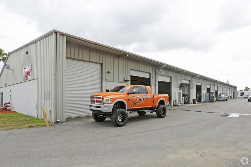 More Photos Of 5770-5792 Enterprise Pky, Fort Myers Light Distribution For Lease