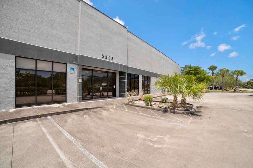 More Photos Of 5205 Tylerlakes Blvd, West Palm Beach Warehouse For Lease