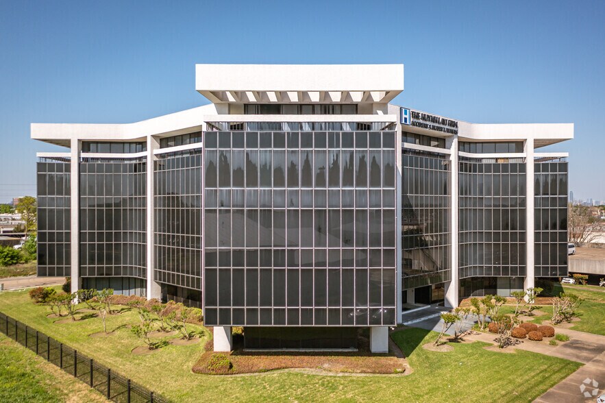 More Photos Of 6100 Corporate Dr, Houston Office For Sale