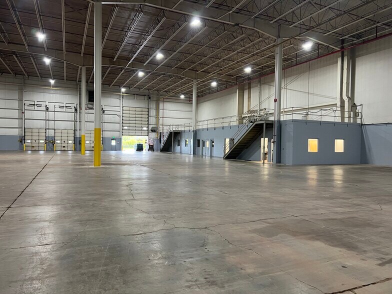 More Photos Of 2220 Veterans Memorial Pky, Saginaw Warehouse For Lease