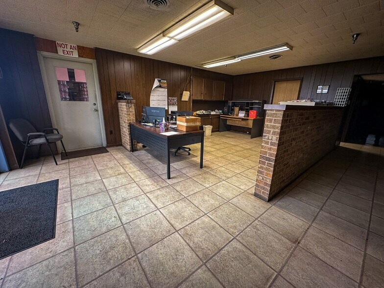 More Photos Of 101 Anvil St, Jacksonville Warehouse For Sale