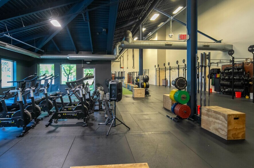 More Photos Of 3770 Dixie Hwy, Waterford Showroom For Sale