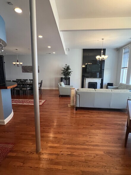 More Photos Of 418-420 E State St, Rockford Storefront For Sale