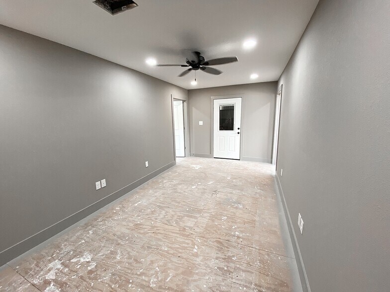 More Photos Of 3625 Highway 290 W, Brenham Warehouse For Sale