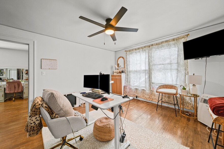 More Photos Of 610 Hawthorne Ln, Charlotte Office Residential For Sale