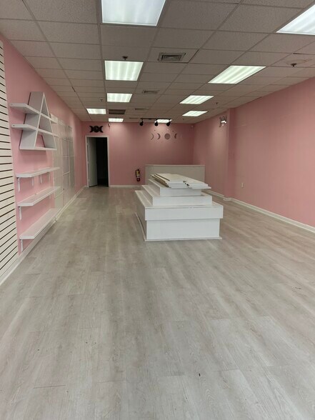 More Photos Of 182-194 Merritts Rd, Farmingdale Unknown For Lease