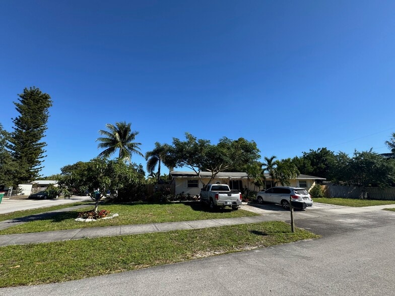 Primary Photo Of 2200 SW 42nd Ave, Fort Lauderdale Multifamily For Sale