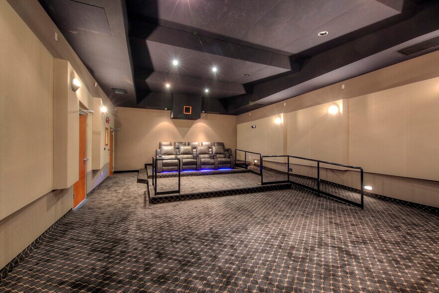 More Photos Of 5325 Topanga Canyon Blvd, Woodland Hills Office Residential For Lease