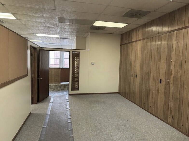 More Photos Of 117 N Main St, Crystal Lake General Retail For Sale