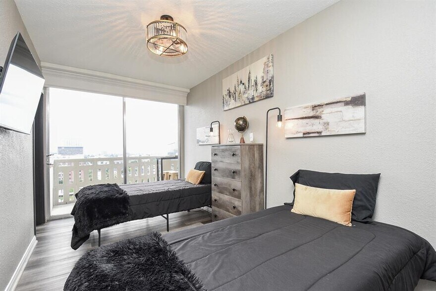 More Photos Of 2016 Main St, Houston Apartments For Sale