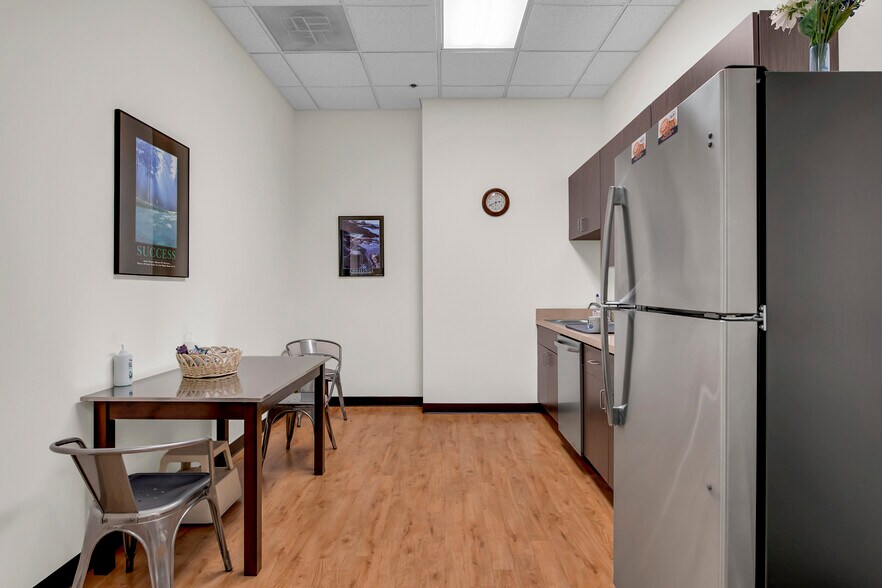 More Photos Of 39340 Country Club Dr, Farmington Hills Light Manufacturing For Lease