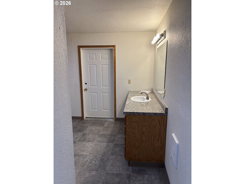 More Photos Of 1466 NE Lafayette Ave, McMinnville Flex For Lease