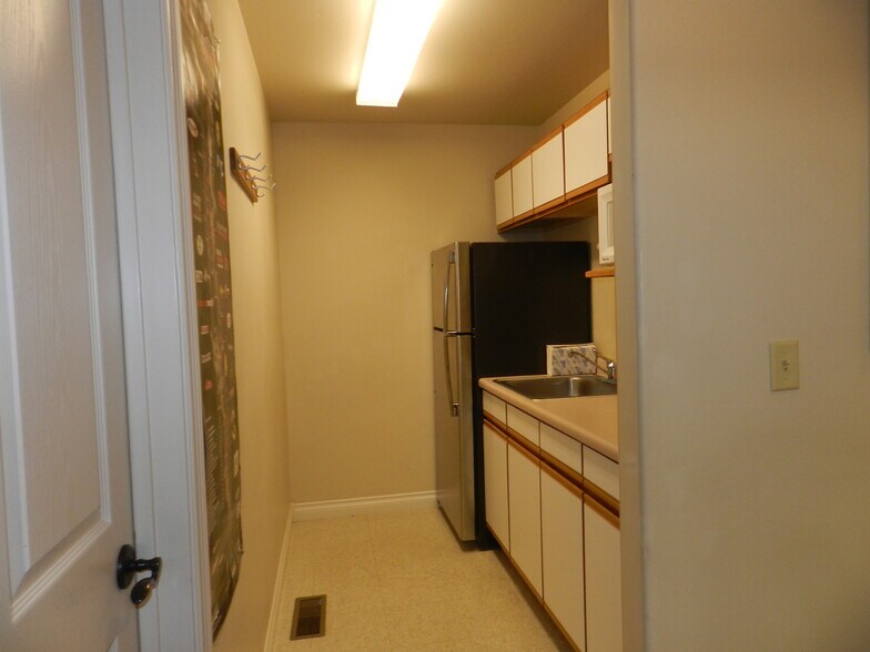 More Photos Of 1541 Ogden Rd, Montrose Medical For Lease