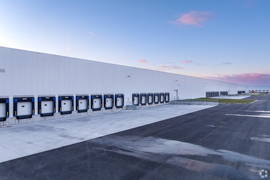 More Photos Of 1075 Boul Bd Gérard-Cadieux, Salaberry-de-valleyfield Distribution For Lease