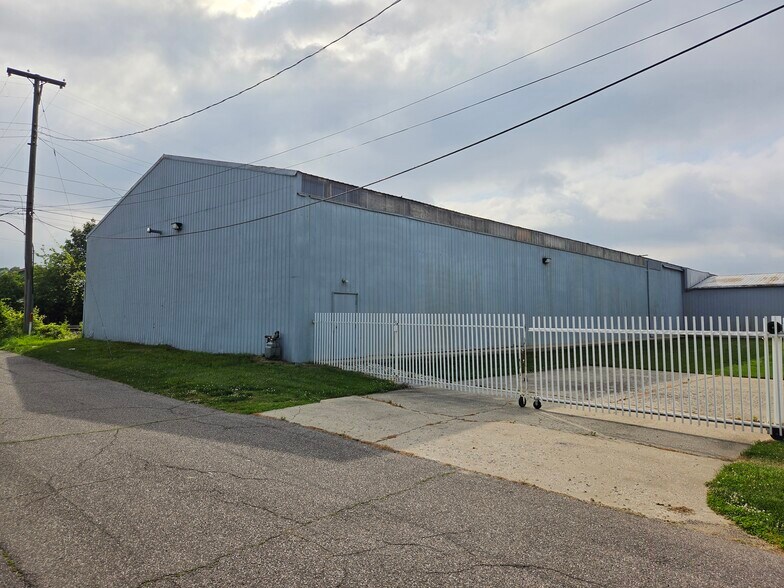 More Photos Of 1720 Main St, Elkhart Industrial For Sale