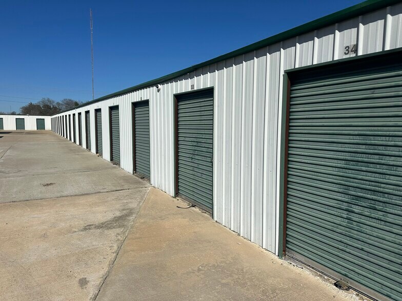 More Photos Of 2502 N 1st Ave, Durant Self Storage For Sale