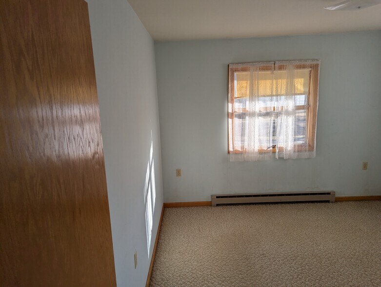 More Photos Of 340 Elm St E, Canova Sports And Entertainment For Sale