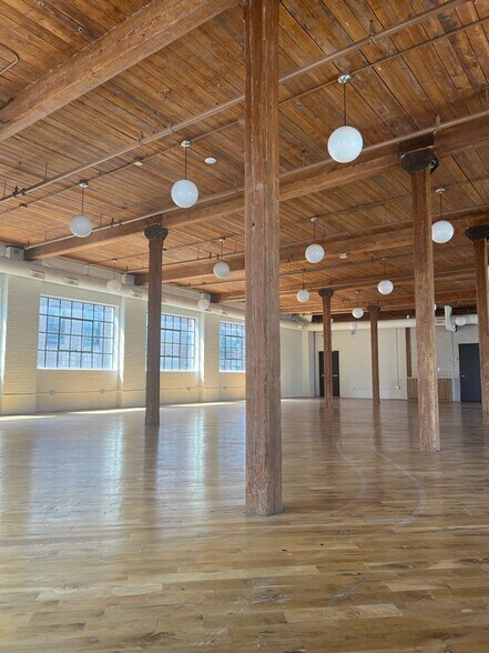 More Photos Of 32 Bridge St, Brooklyn Office For Lease